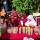 Siswa SDN Parinring Makassar melayani pembeli saat kegiatan Market Day di halaman sekolah, Kamis (4/6/2026). Kegiatan ini bertujuan menumbuhkan jiwa kewirausahaan, kreativitas, dan kemandirian peserta didik sejak dini. (Foto Istimewa)