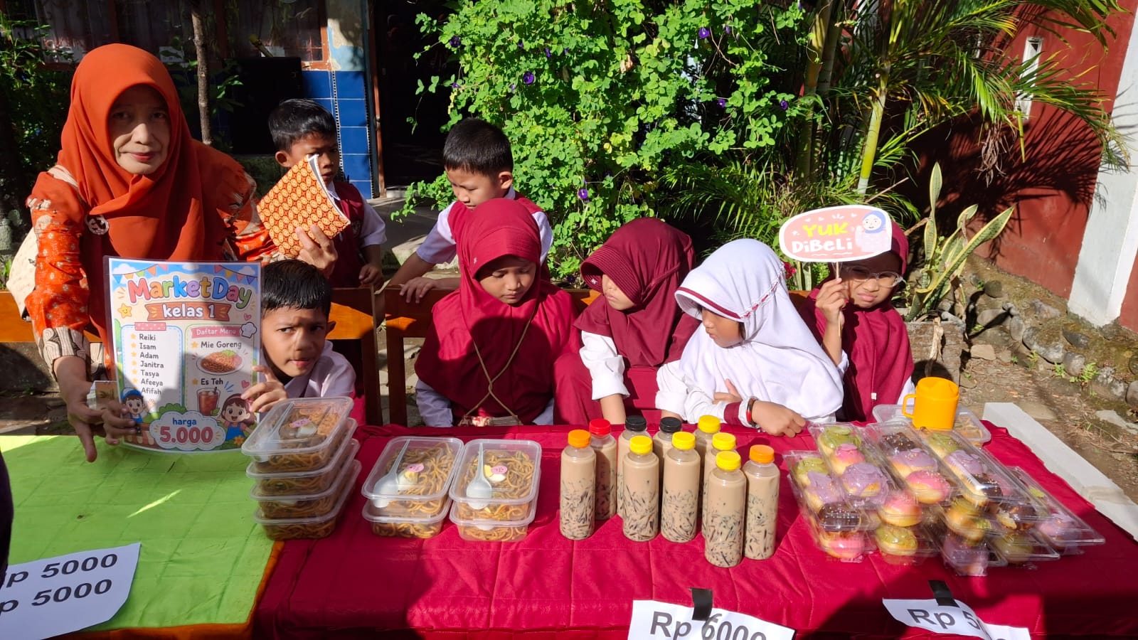 Siswa SDN Parinring Makassar melayani pembeli saat kegiatan Market Day di halaman sekolah, Kamis (4/6/2026). Kegiatan ini bertujuan menumbuhkan jiwa kewirausahaan, kreativitas, dan kemandirian peserta didik sejak dini. (Foto Istimewa)