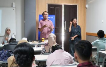 Rusdin Tompo memaparkan filosofi Budaya Sirik na Pacce pada Workshop Karya Ceria: Pameran Seni Media Disabilitas di Fakultas Desain dan Seni UNM, Makassar, Sabtu (6/6/2026).