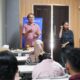 Rusdin Tompo memaparkan filosofi Budaya Sirik na Pacce pada Workshop Karya Ceria: Pameran Seni Media Disabilitas di Fakultas Desain dan Seni UNM, Makassar, Sabtu (6/6/2026).