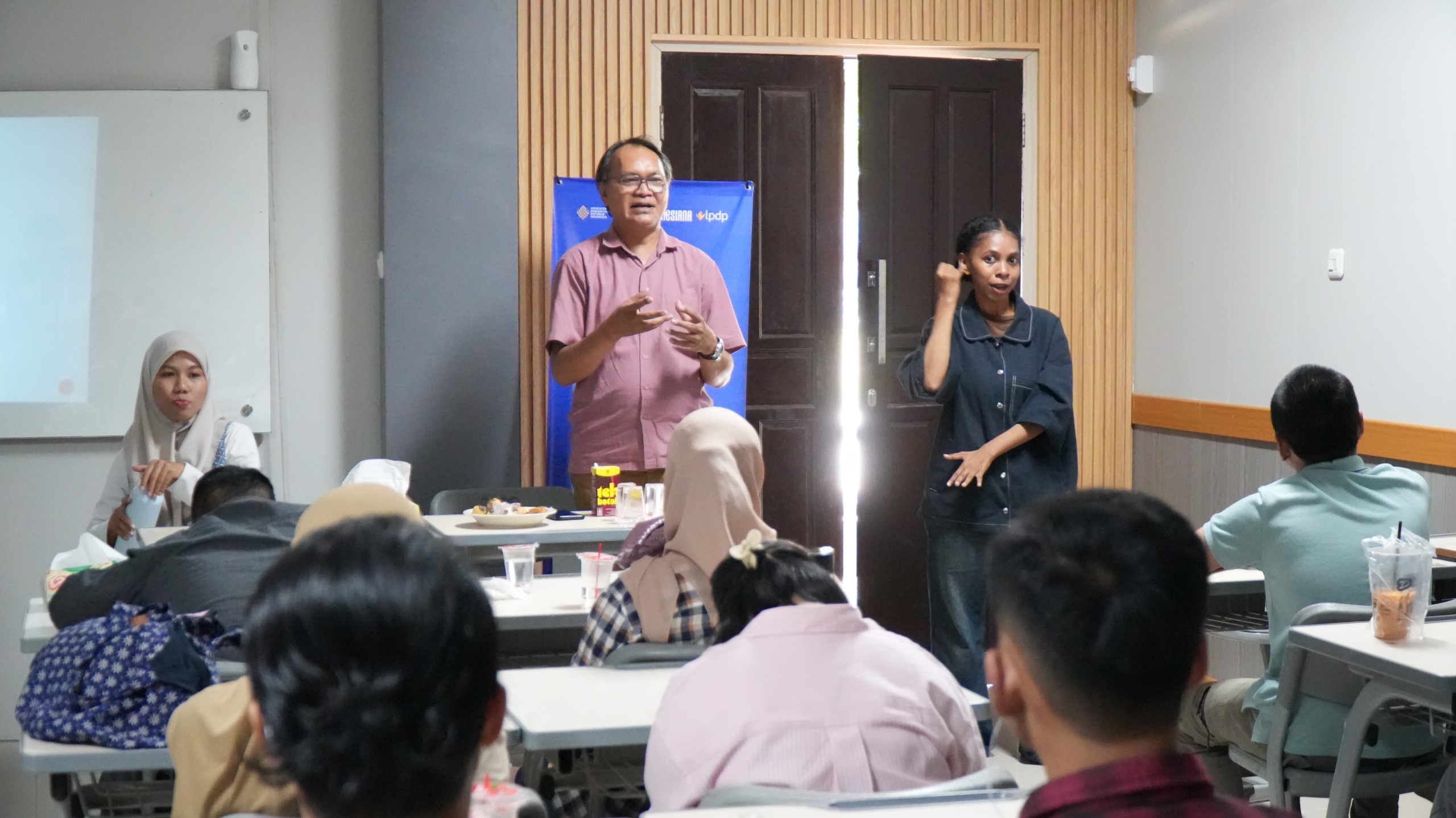 Rusdin Tompo memaparkan filosofi Budaya Sirik na Pacce pada Workshop Karya Ceria: Pameran Seni Media Disabilitas di Fakultas Desain dan Seni UNM, Makassar, Sabtu (6/6/2026).