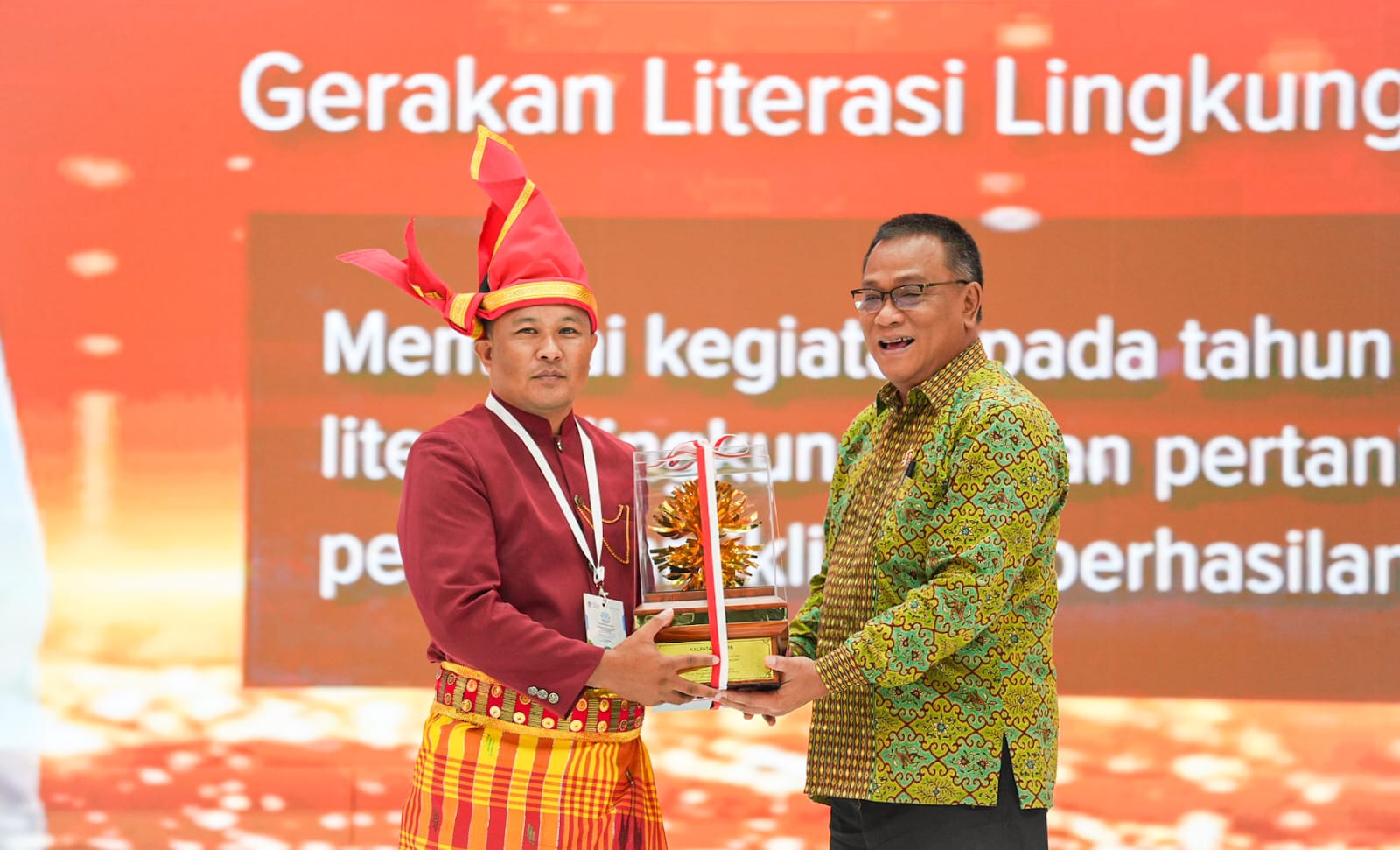 Jamaluddin (kiri) menerima Penghargaan Kalpataru 2026 kategori Perintis atas kiprahnya mengembangkan literasi lingkungan, konservasi mata air, penghijauan, dan pertanian berkelanjutan melalui Komunitas Rumah Koran di Desa Kanreapia, Kabupaten Gowa.