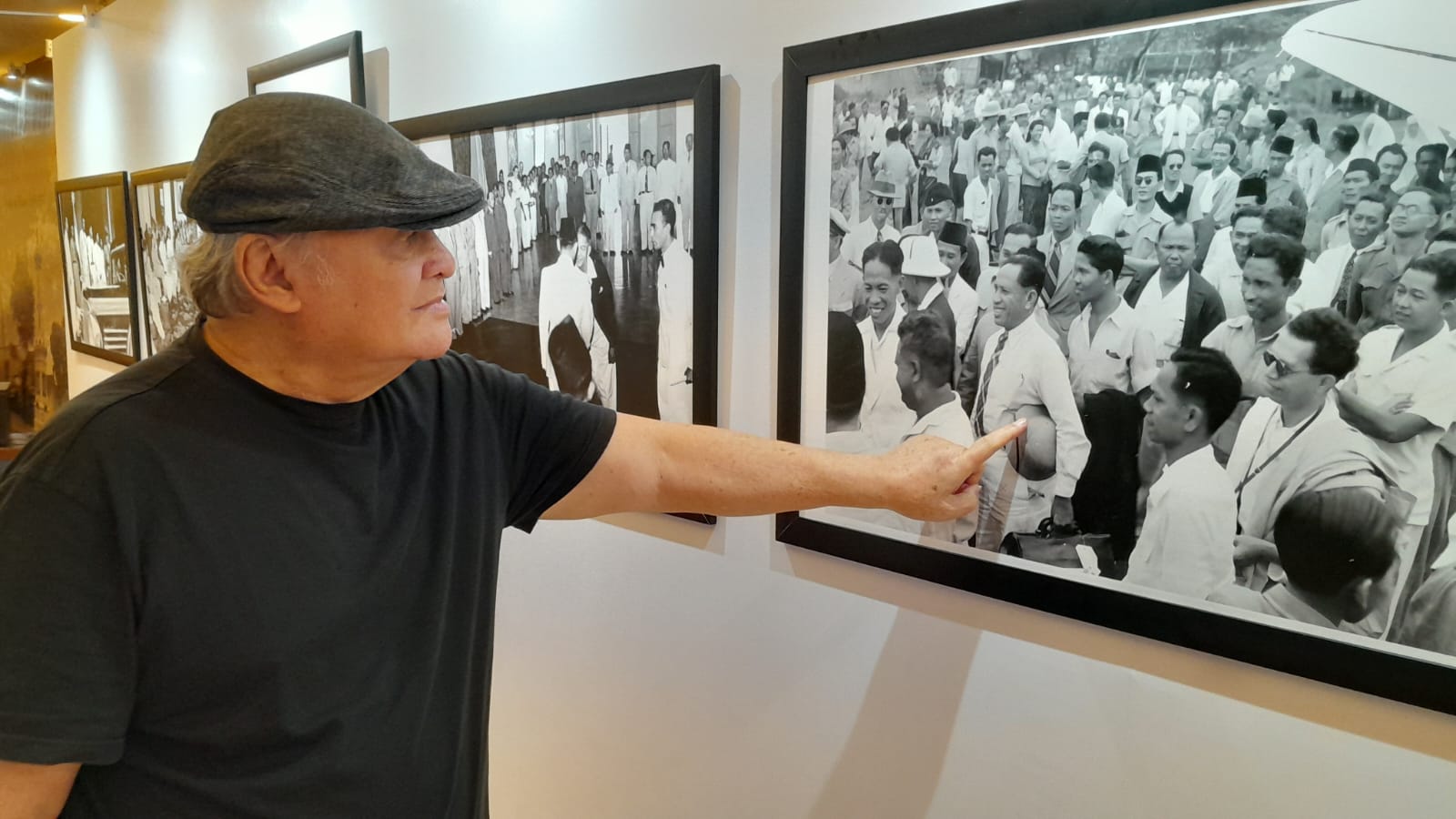 Roeland Niode, cucu Ajoeba Wartabone, menunjukkan salah satu foto bersejarah yang dipamerkan dalam rangka Bedah Buku Ajoeba Wartabone (1894–1957): “Sekali ke Djokja Tetap ke Djokja” di Hotel Aryaduta Makassar, menampilkan jejak perjuangan dan kiprah sang tokoh dalam sejarah Indonesia.