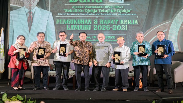 Bedah Buku Biografi Ajoeba Wartabone di Makassar menghadirkan sejumlah akademisi, sejarawan, budayawan, dan tokoh masyarakat yang menegaskan pentingnya peran Ajoeba Wartabone dalam perjalanan sejarah bangsa.