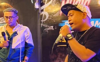 Penampilan live music oleh dua penyanyi turut memeriahkan kegiatan silaturahmi insan pers dan pegiat LSM di Kedai La Management Artis, Kabupaten Gowa.