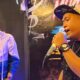 Penampilan live music oleh dua penyanyi turut memeriahkan kegiatan silaturahmi insan pers dan pegiat LSM di Kedai La Management Artis, Kabupaten Gowa.