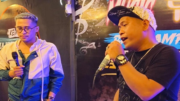 Penampilan live music oleh dua penyanyi turut memeriahkan kegiatan silaturahmi insan pers dan pegiat LSM di Kedai La Management Artis, Kabupaten Gowa.