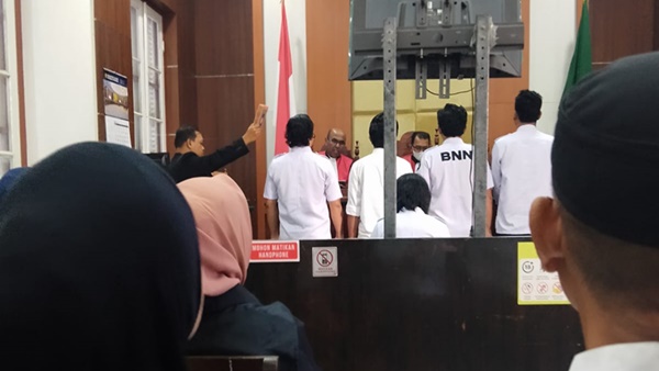 Suasana persidangan kasus narkotika di Pengadilan Negeri Makassar yang mendengarkan tanggapan penasihat hukum terdakwa atas Replik Jaksa Penuntut Umum.
