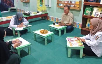 Suasana rapat membahas inovasi jelang Innovation Mayor Award (IMA) di perpustakaan SD Negeri Borong Makassar, Rabu (29/7/2026).