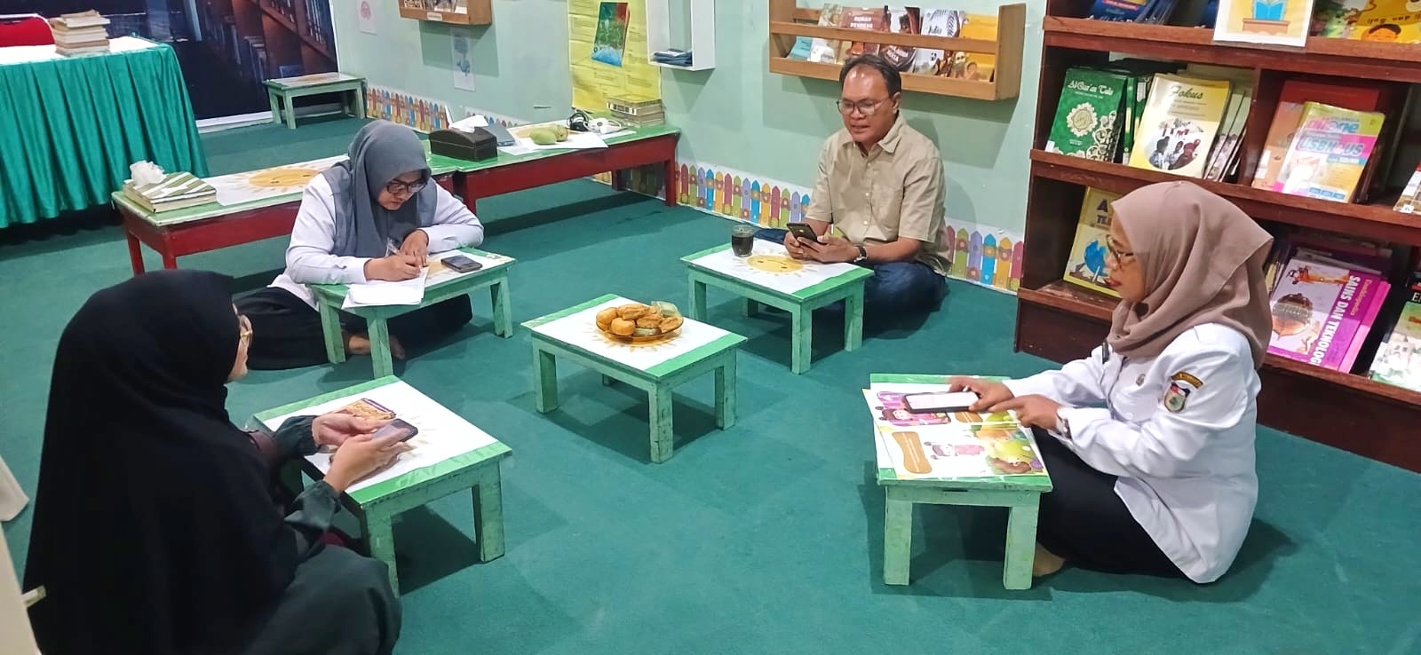 Suasana rapat membahas inovasi jelang Innovation Mayor Award (IMA) di perpustakaan SD Negeri Borong Makassar, Rabu (29/7/2026).