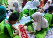 Siswa SDN Borong Makassar antusias mengikuti berbagai permainan tradisional seperti congklak, kelereng, lompat tali, engklek, bola bekel, dan gasing dalam rangka memperingati Hari Anak Nasional sebagai upaya melestarikan budaya sekaligus mengurangi ketergantungan terhadap gadget.