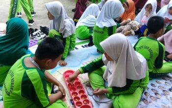 Siswa SDN Borong Makassar antusias mengikuti berbagai permainan tradisional seperti congklak, kelereng, lompat tali, engklek, bola bekel, dan gasing dalam rangka memperingati Hari Anak Nasional sebagai upaya melestarikan budaya sekaligus mengurangi ketergantungan terhadap gadget.