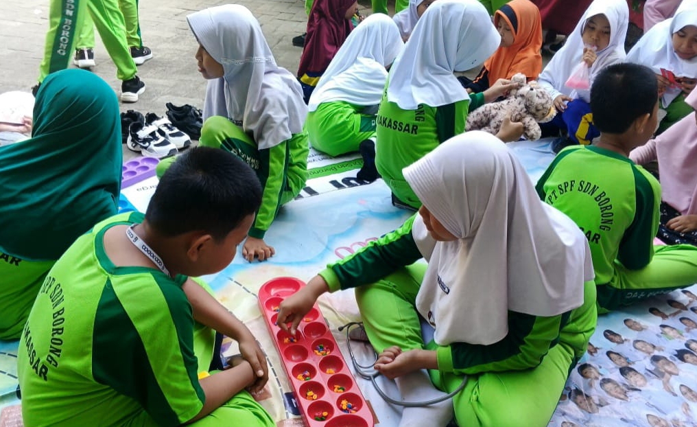 Siswa SDN Borong Makassar antusias mengikuti berbagai permainan tradisional seperti congklak, kelereng, lompat tali, engklek, bola bekel, dan gasing dalam rangka memperingati Hari Anak Nasional sebagai upaya melestarikan budaya sekaligus mengurangi ketergantungan terhadap gadget.