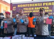 Konferensi pers Polresta Jayapura Kota bersama Polsek Abepura memperlihatkan barang bukti 82 butir amunisi ilegal berbagai kaliber yang diduga akan diselundupkan ke Papua Nugini