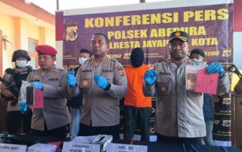 Konferensi pers Polresta Jayapura Kota bersama Polsek Abepura memperlihatkan barang bukti 82 butir amunisi ilegal berbagai kaliber yang diduga akan diselundupkan ke Papua Nugini