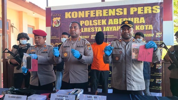 Konferensi pers Polresta Jayapura Kota bersama Polsek Abepura memperlihatkan barang bukti 82 butir amunisi ilegal berbagai kaliber yang diduga akan diselundupkan ke Papua Nugini