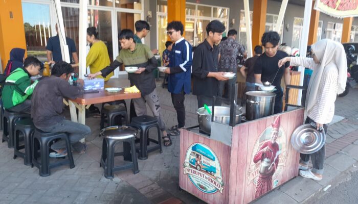 Jumat Berkah Berhadiah Umrah, Yayasan Fadlun Izas Berbagi Sarapan Gratis