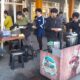Warga menikmati sarapan gratis dalam kegiatan Jumat Berkah yang diselenggarakan Yayasan Fadlun Izas bersama Kedai Nyeruput Toriolo di Royal Sentra Land BTP, Makassar, Jumat (10/7/2026). Kegiatan ini juga menghadirkan pemeriksaan kesehatan gratis dan undian berhadiah umrah.