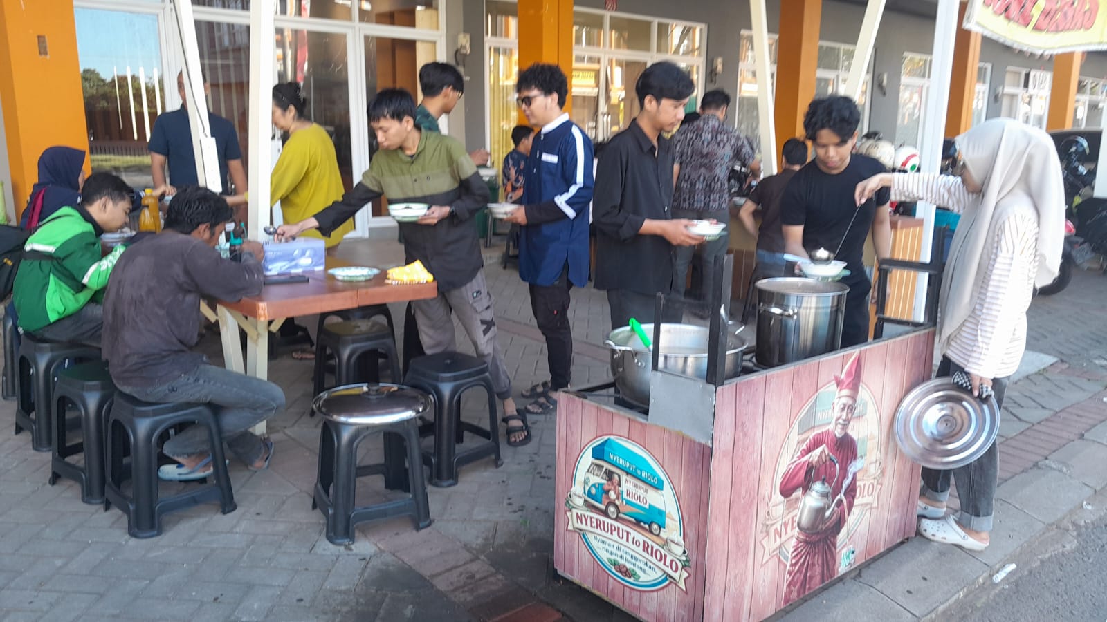 Warga menikmati sarapan gratis dalam kegiatan Jumat Berkah yang diselenggarakan Yayasan Fadlun Izas bersama Kedai Nyeruput Toriolo di Royal Sentra Land BTP, Makassar, Jumat (10/7/2026). Kegiatan ini juga menghadirkan pemeriksaan kesehatan gratis dan undian berhadiah umrah.