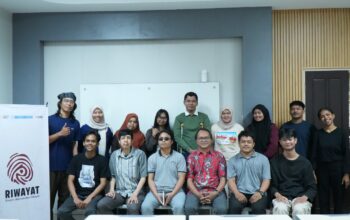 Peserta dan narasumber berfoto bersama usai Focus Group Discussion (FGD) Pengembangan Ide Konten Website Program Riwayat, sebuah inisiatif platform budaya inklusif yang mendorong keterlibatan penyandang ragam disabilitas dalam produksi konten sejarah dan budaya dengan pendekatan co-creation inklusif.