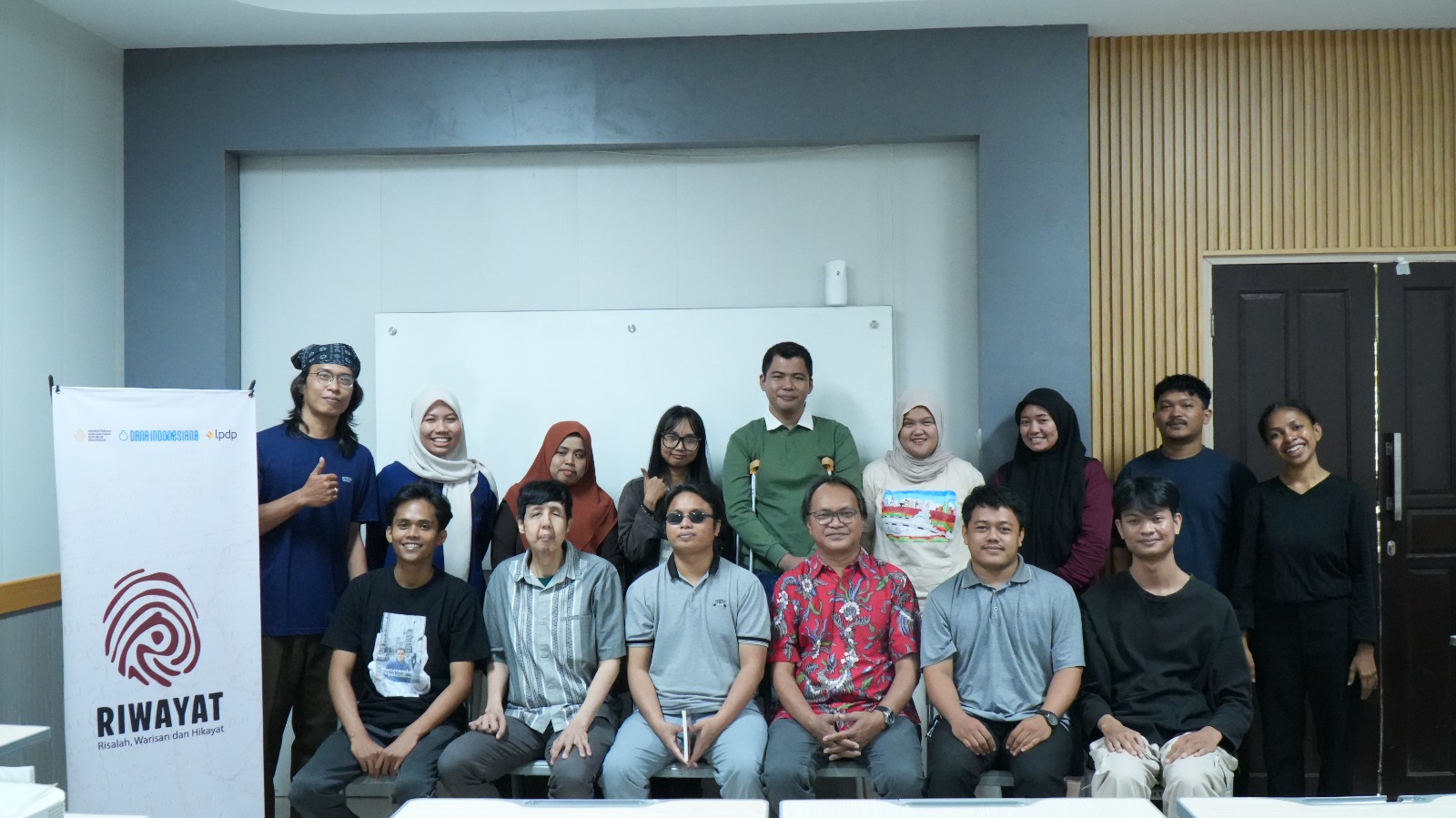 Peserta dan narasumber berfoto bersama usai Focus Group Discussion (FGD) Pengembangan Ide Konten Website Program Riwayat, sebuah inisiatif platform budaya inklusif yang mendorong keterlibatan penyandang ragam disabilitas dalam produksi konten sejarah dan budaya dengan pendekatan co-creation inklusif.