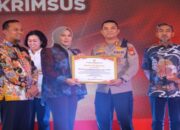 Kapolres Maros AKBP Douglas Terima Penghargaan Dari Gubernur Sulsel