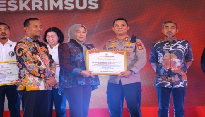Kapolres Maros AKBP Douglas Terima Penghargaan Dari Gubernur Sulsel