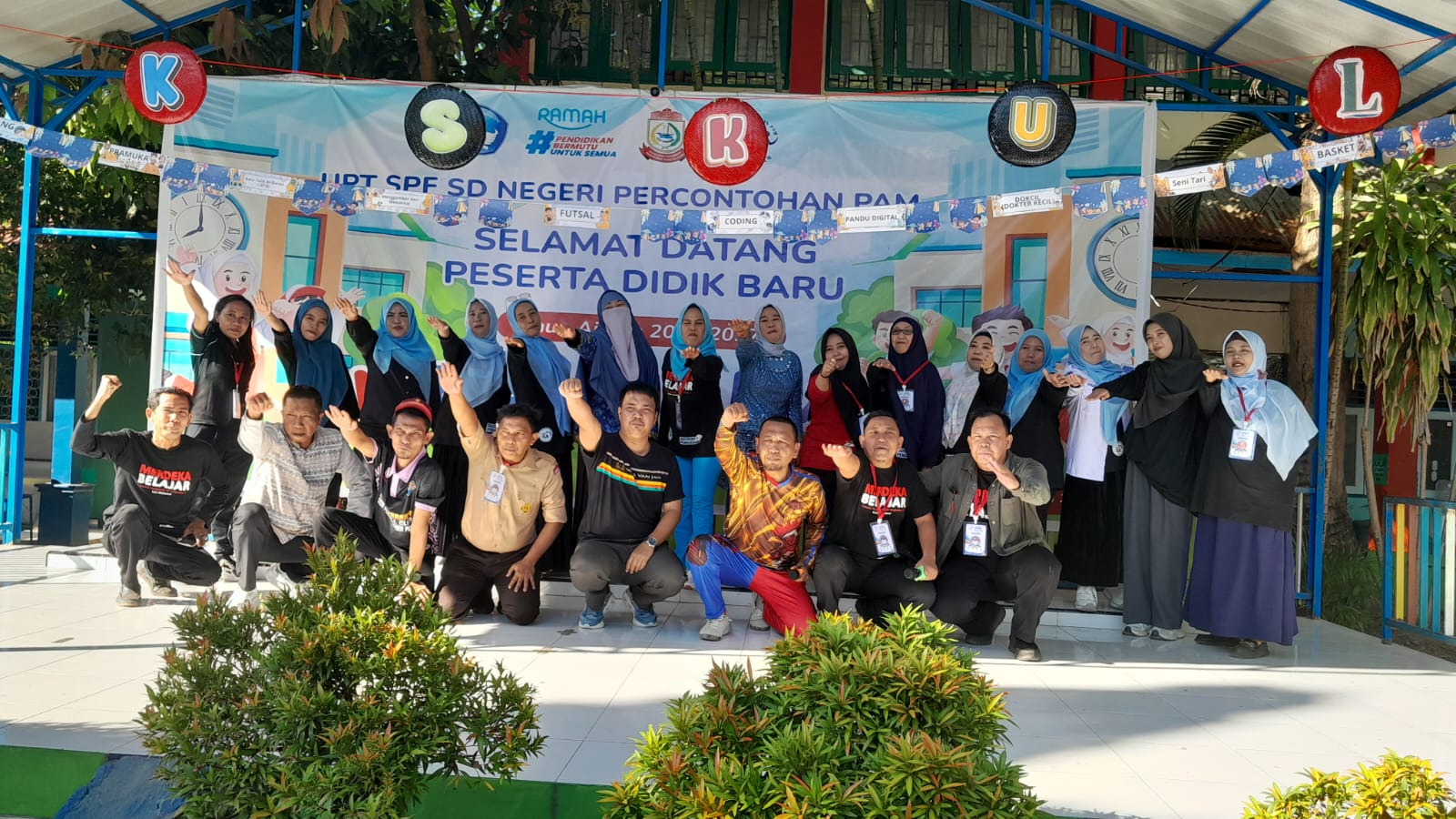 Foto bersama jajaran guru dan pendamping ekstrakurikuler UPT SPF SD Negeri Percontohan PAM Makassar usai penutupan MPLS 2026. Pada hari terakhir MPLS, sekolah memperkenalkan beragam kegiatan ekstrakurikuler sebagai wadah pengembangan minat, bakat, dan potensi peserta didik.