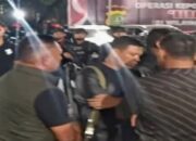 Tangkapan layar memperlihatkan suasana kerumunan orang yang diduga berkaitan dengan isu penggerudukan di lingkungan Polda Metro Jaya pada Rabu (8/7/2026) malam.