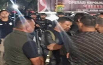 Tangkapan layar memperlihatkan suasana kerumunan orang yang diduga berkaitan dengan isu penggerudukan di lingkungan Polda Metro Jaya pada Rabu (8/7/2026) malam.