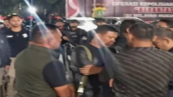 Tangkapan layar memperlihatkan suasana kerumunan orang yang diduga berkaitan dengan isu penggerudukan di lingkungan Polda Metro Jaya pada Rabu (8/7/2026) malam.