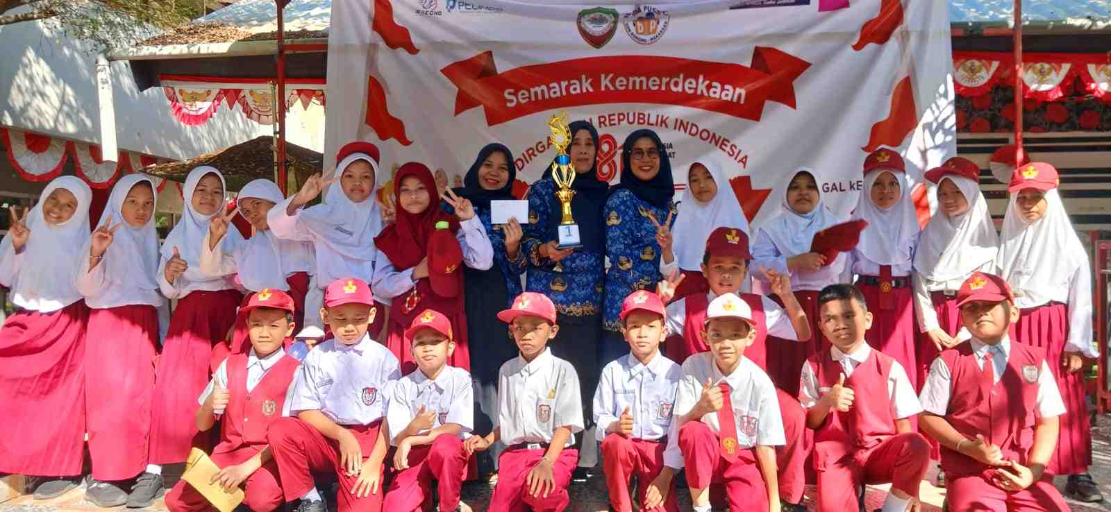 Penyerahan hadiah kepada para pemenang Lomba Menghias Kelas, dengan Kelas 4 berhasil meraih juara pertama dalam rangkaian Semarak Kemerdekaan HUT ke-81 Republik Indonesia di SDN Borong Makassar.