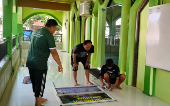 Papan edukasi pemilahan sampah organik dipasang di area teba sebagai media pembelajaran bagi keluarga dalam mengelola sampah sejak dari rumah.