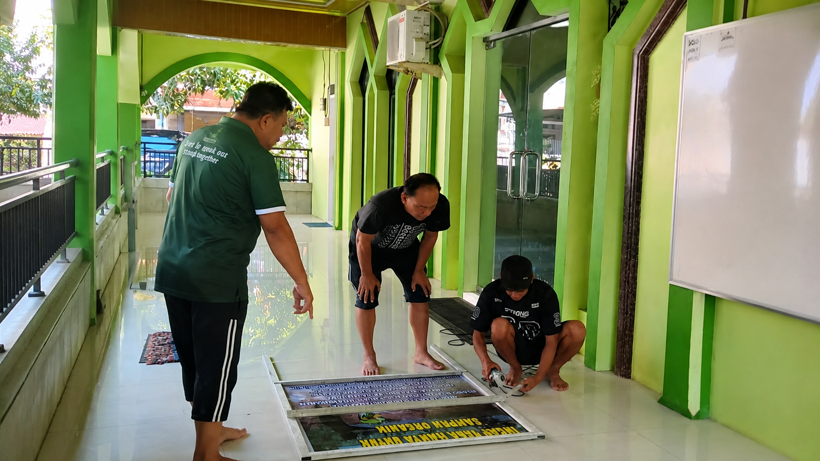 Papan edukasi pemilahan sampah organik dipasang di area teba sebagai media pembelajaran bagi keluarga dalam mengelola sampah sejak dari rumah.