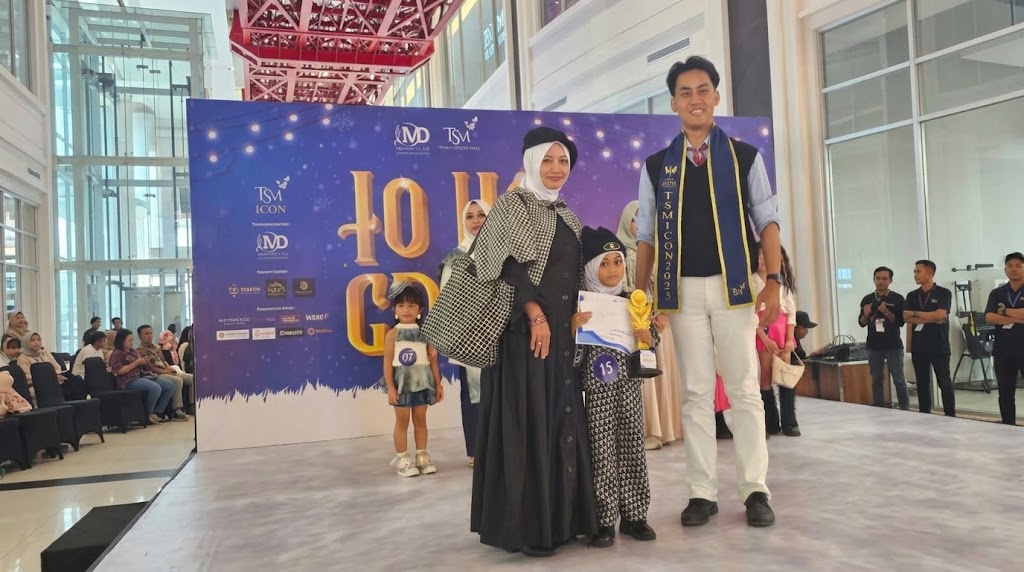Afsheen bersama ibunya saat mengikuti kegiatan lomba fashion show, salah satu aktivitas yang menjadi bagian dari bakat dan prestasinya sejak usia dini.