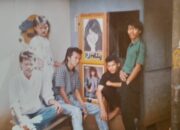 Potret kebersamaan anak muda Kassi-Kassi, Makassar, pada penghujung 1980-an hingga awal 1990-an. Sebuah fragmen sederhana yang merekam suasana pergaulan, gaya, dan keakraban generasi muda pada zamannya—kini menjadi jejak kenangan tentang Kassi-Kassi di masa lalu.