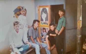 Potret kebersamaan anak muda Kassi-Kassi, Makassar, pada penghujung 1980-an hingga awal 1990-an. Sebuah fragmen sederhana yang merekam suasana pergaulan, gaya, dan keakraban generasi muda pada zamannya—kini menjadi jejak kenangan tentang Kassi-Kassi di masa lalu.