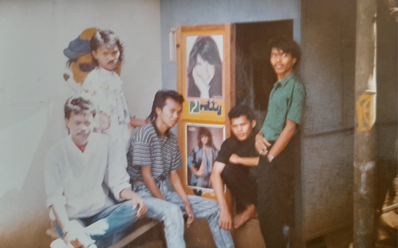 Potret kebersamaan anak muda Kassi-Kassi, Makassar, pada penghujung 1980-an hingga awal 1990-an. Sebuah fragmen sederhana yang merekam suasana pergaulan, gaya, dan keakraban generasi muda pada zamannya—kini menjadi jejak kenangan tentang Kassi-Kassi di masa lalu.