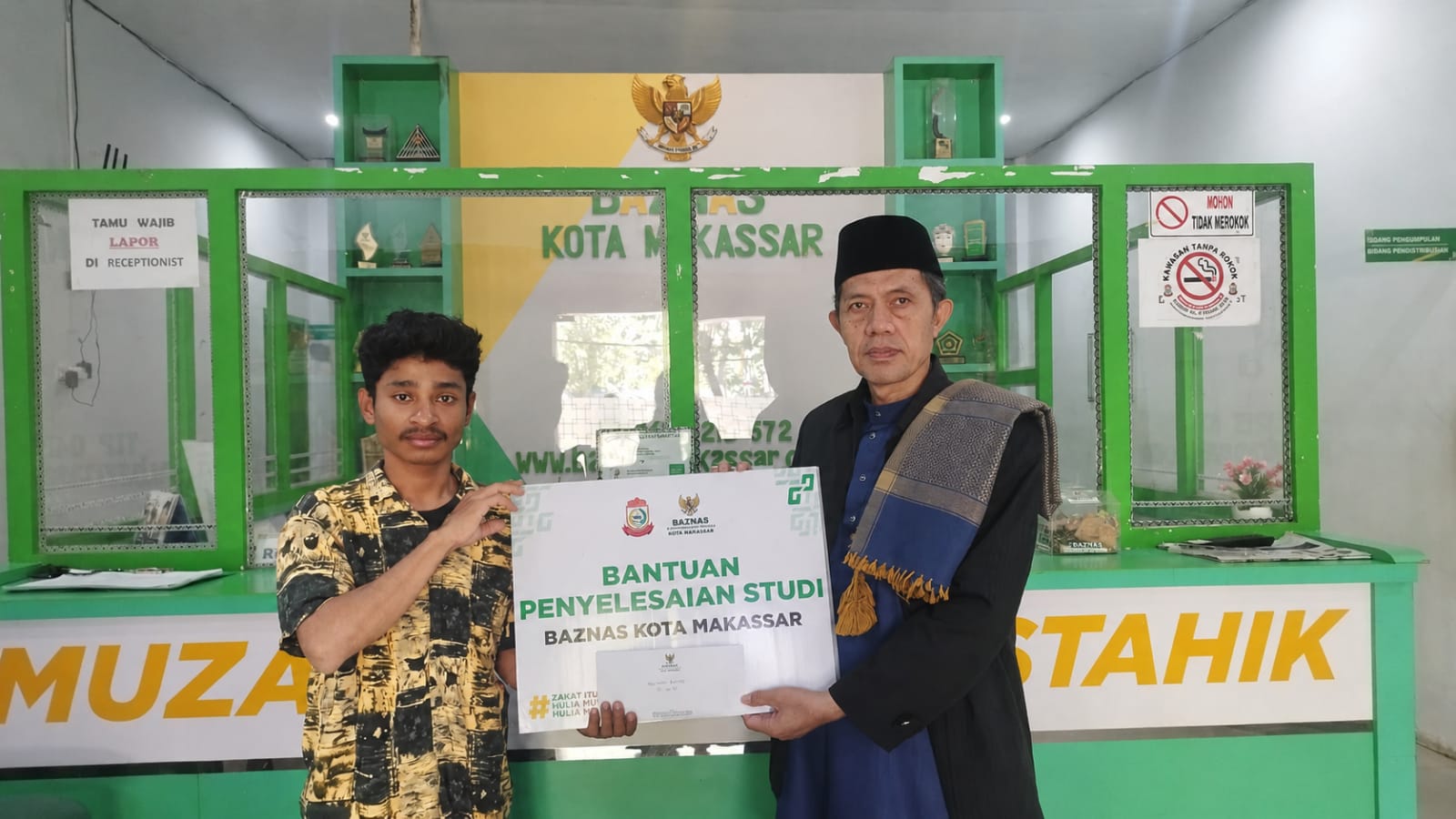 Moh Haekal Rumaday, mahasiswa UIN Alauddin Makassar, menerima bantuan Penyelesaian Studi S1 dari BAZNAS Kota Makassar sebagai dukungan untuk menyelesaikan pendidikan dan skripsinya.