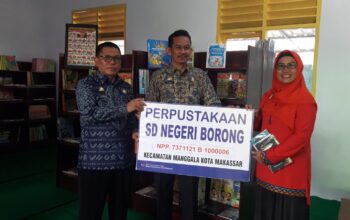 Hj. Hendriati Sabir (saat menjabat Kepala SD Negeri Borong) menerima Nomor Pokok Perpustakaan (NPP) untuk Perpustakaan SD Negeri Borong. Perpustakaan yang kemudian diberi nama “Gerbang Ilmu” ini menjadi salah satu pusat kegiatan literasi dan pengembangan kreativitas siswa.