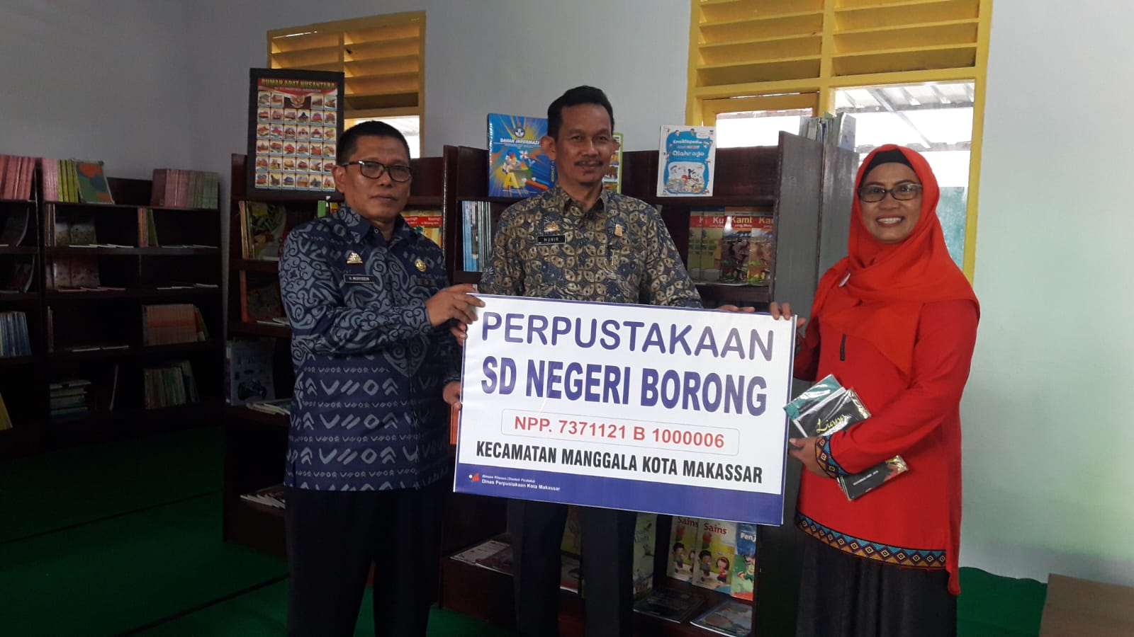 Hj. Hendriati Sabir (saat menjabat Kepala SD Negeri Borong) menerima Nomor Pokok Perpustakaan (NPP) untuk Perpustakaan SD Negeri Borong. Perpustakaan yang kemudian diberi nama “Gerbang Ilmu” ini menjadi salah satu pusat kegiatan literasi dan pengembangan kreativitas siswa.