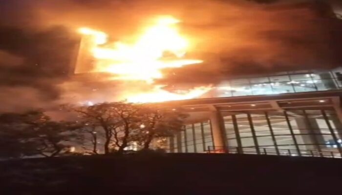 Kebakaran Mall Nipah, Asap Tebal Membumbung