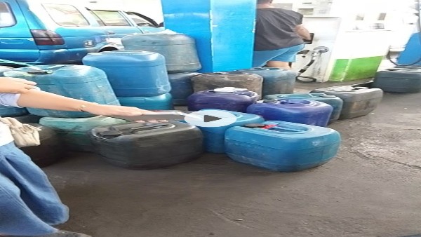 Gambar tangkapan layar : Kondisi Pengisian BBM di SPBU Bungadidi. Terlihat sejumlah jeriken/wadah berukuran besar berada di area dispenser dan digunakan dalam aktivitas pengisian BBM. Kondisi ini perlu ditelusuri terkait jenis, volume, tujuan penggunaan, serta kesesuaiannya dengan ketentuan penyaluran BBM.