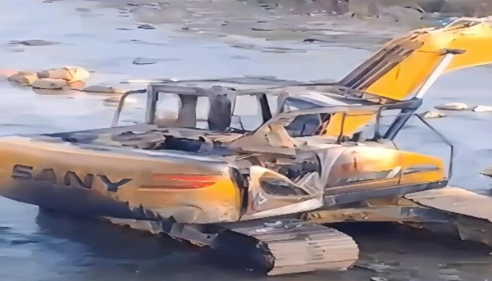 Ekskavator Sany SY215 di Bajo Barat Hangus Terbakar, Diduga Dibakar OTK