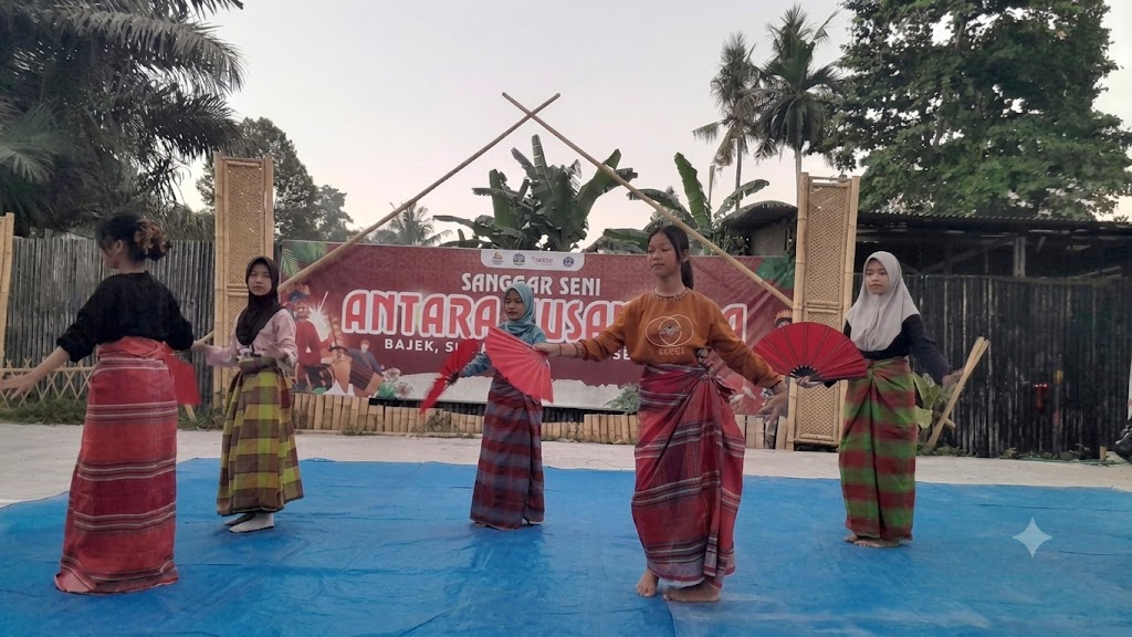 Meriah dan anggun, gerak dan kipas merah yang berpadu dengan semangat anak-anak Sanggar Seni Antara Nusantara.