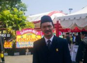 Rusdin Tompo saat menghadiri upacara peringatan HUT Proklamasi Kemerdekaan RI di Rumah Jabatan Gubernur Sulawesi Selatan, Makassar. Momen tersebut menjadi bagian dari pengalamannya saat menjalankan tugas sebagai Komisioner KPID Sulawesi Selatan.