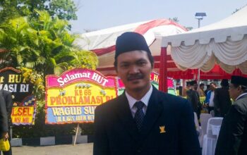 Rusdin Tompo saat menghadiri upacara peringatan HUT Proklamasi Kemerdekaan RI di Rumah Jabatan Gubernur Sulawesi Selatan, Makassar. Momen tersebut menjadi bagian dari pengalamannya saat menjalankan tugas sebagai Komisioner KPID Sulawesi Selatan.