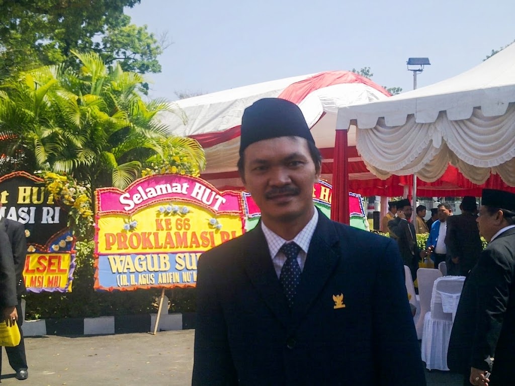 Rusdin Tompo saat menghadiri upacara peringatan HUT Proklamasi Kemerdekaan RI di Rumah Jabatan Gubernur Sulawesi Selatan, Makassar. Momen tersebut menjadi bagian dari pengalamannya saat menjalankan tugas sebagai Komisioner KPID Sulawesi Selatan.