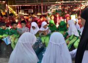 Suasana aktivitas Rabu Literasi di SD Negeri Borong, Makassar. Murid-murid antusias membaca buku selama 15 menit di area panggung pertunjukan seni sebelum jam pelajaran dimulai.