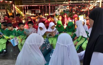 Suasana aktivitas Rabu Literasi di SD Negeri Borong, Makassar. Murid-murid antusias membaca buku selama 15 menit di area panggung pertunjukan seni sebelum jam pelajaran dimulai.